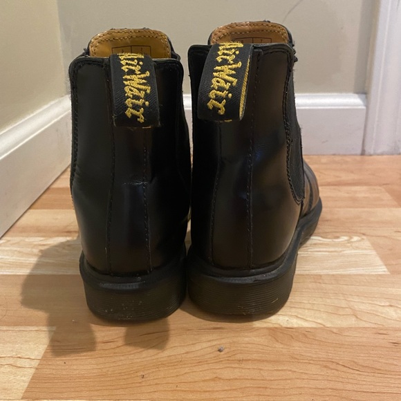 Dr. Martens 2976 Smooth Leather Chelsea Boots - Picture 3 of 11